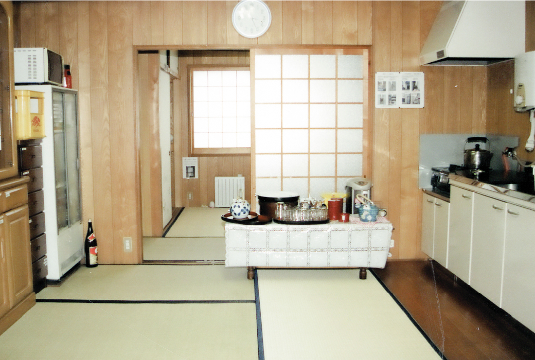 各種台所用品が完備された台所スペース