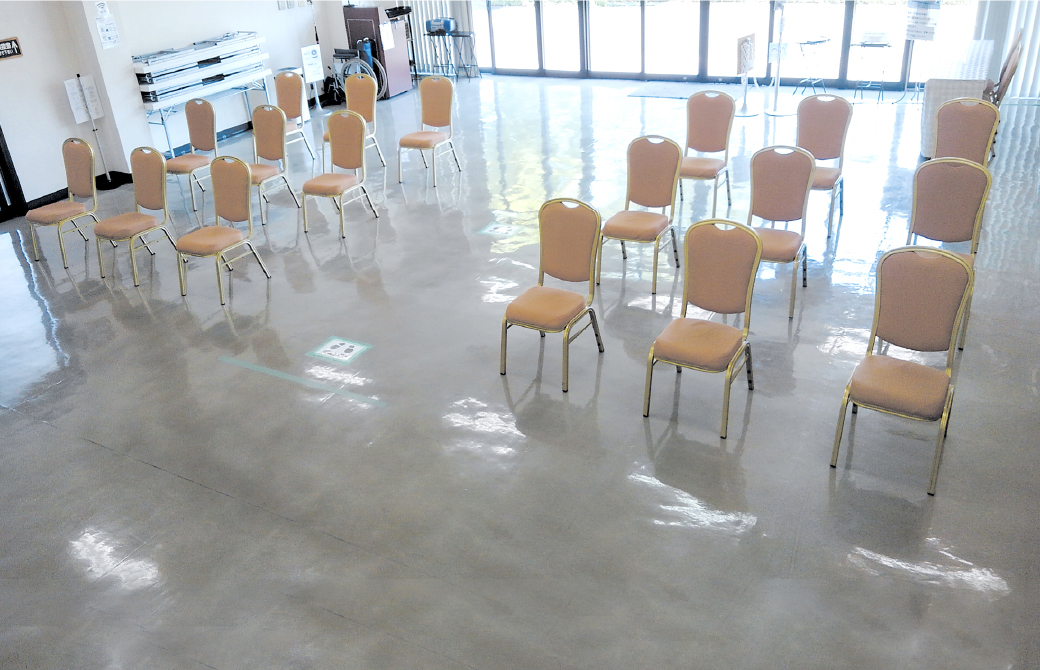 十分な間隔を取って座れる座席